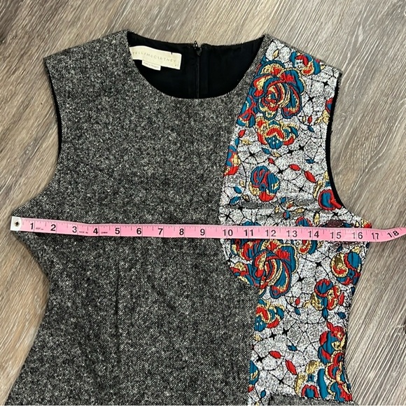 Stella McCarthy gray sleevless fit and flare dress with floral details - Picture 8 of 10